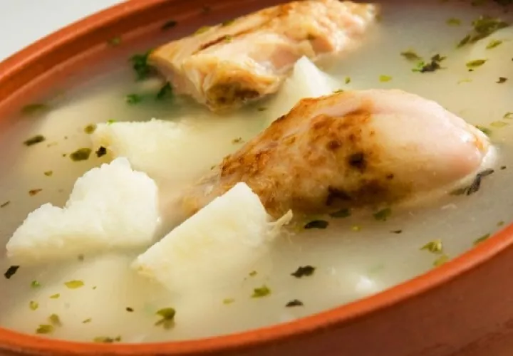 Un sancocho tradicional debe llevar: gallina de patio, ñame, culantro, ajo y cebolla. Foto: Archivo