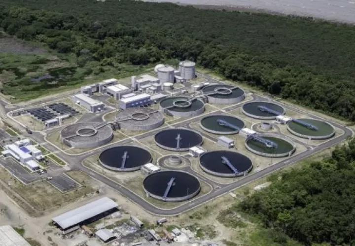 El Programa de Saneamiento de Panamá se encarga del saneamiento de la Bahía de Panamá, ríos y el tema de alcantarillados.