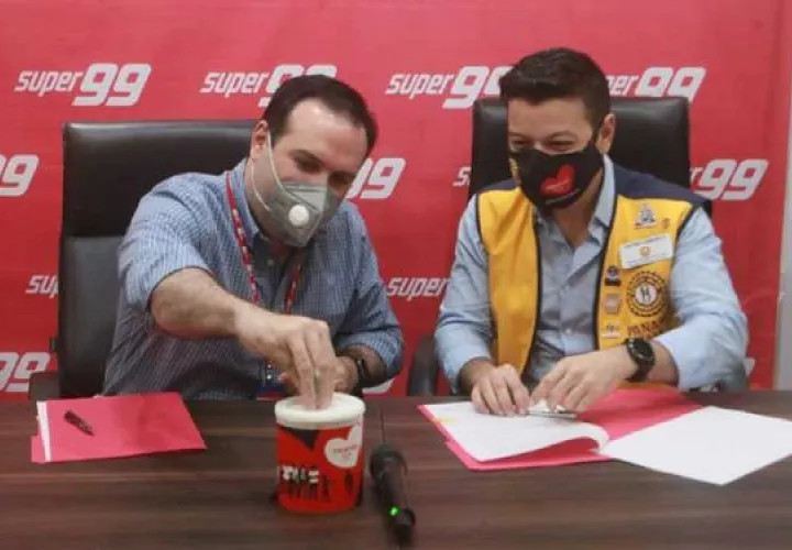 Firma oficial del compromiso del Super 99 con la Teletón 20-30 2020. Foto :Cortesía.