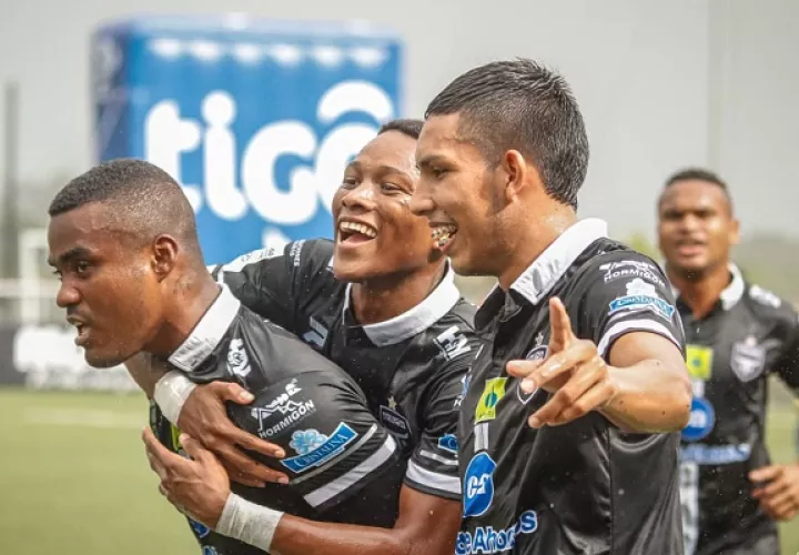 Tauro goleó a Universitario.