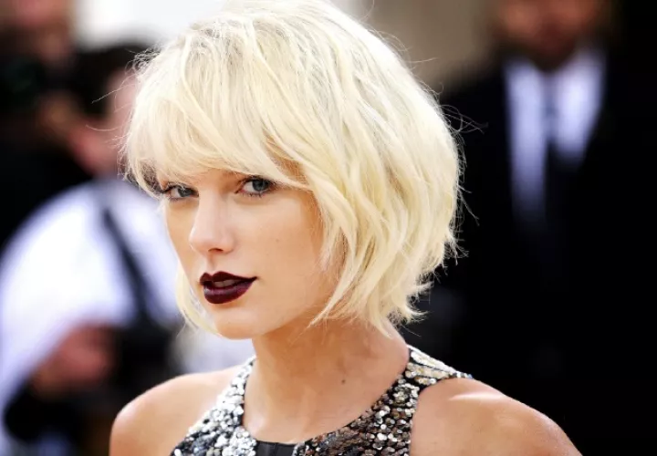 La cantante estadounidense Taylor Swift posa en la alfombra roja de la Gala Met en 2016. EFE