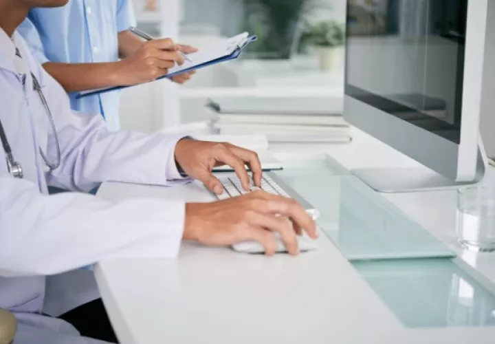 La atención médico paciente no tendría que ser presencial. (Imagen ilustrativa: Freepik)