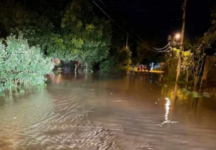 Un informe del Centro de Operaciones de Emergencia de Los Santos da cuenta que 70 personas, entre ellas 55 adultos y 15 niños resultaron afectados por la inundación. Foto: Thays Domínguez
