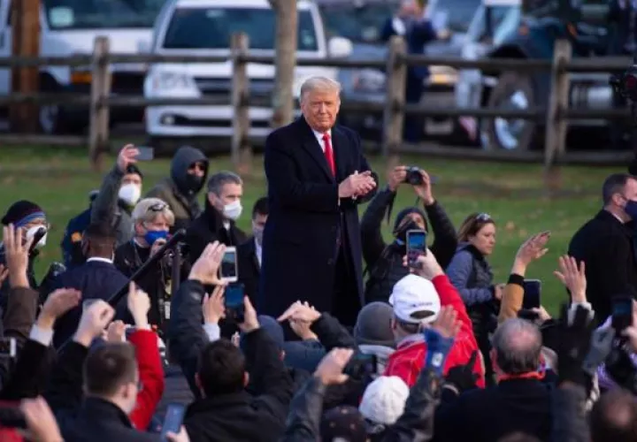 El presidente Donald Trump se expresó satisfecho con la gran afluencia de seguidores que han asistido a sus actos de campaña en los últimos días electorales y dijo sentirse "muy bien". Foto: EFE
