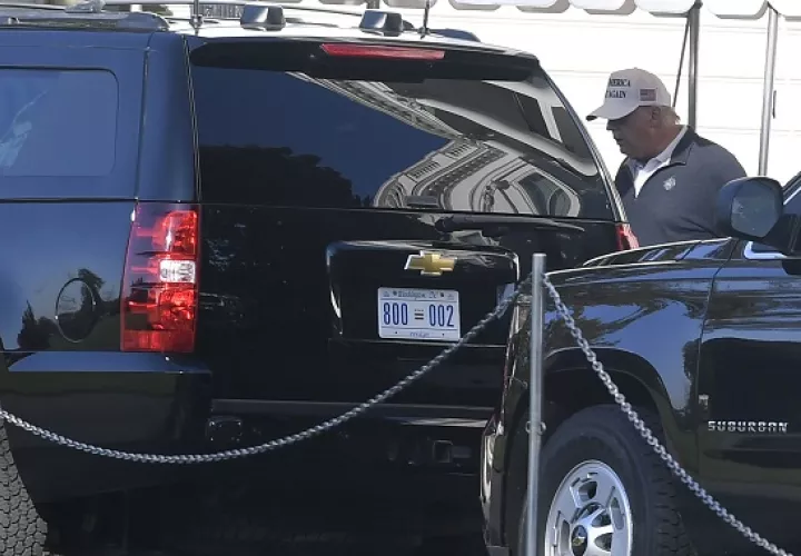 El presidente Donald Trump, salió como todos los domingos a jugar golf. Foto: EFE