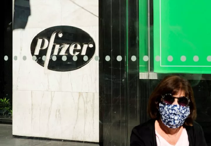 Pfizer informó en un comunicado que de aprobarse la solicitud, su vacuna podría empezar a distribuirse en diciembre por fases, comenzando por los grupos de alto riesgo, incluidos los trabajadores sanitarios, los ancianos y las personas con problemas de salud. Foto: EFE