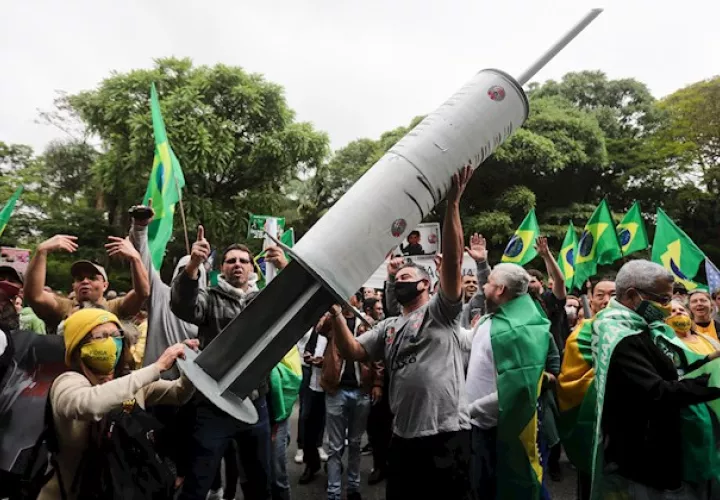 Con una temperatura más fría de lo habitual y aprovechando la tregua que dio la lluvia este domingo, la principal vía de la capital paulista se vistió de verde y amarillo, los colores que identifican a Brasil y al Gobierno del presidente brasileño, Jair Bolsonaro.