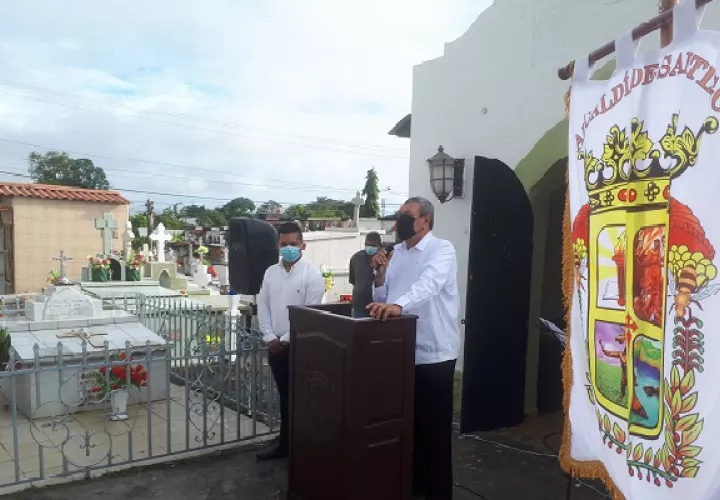 Para preservar las medidas de bioseguridad tanto en la Catedral de Santiago como en el cementerio municipal se mantuvo personal del Ministerio de Salud.