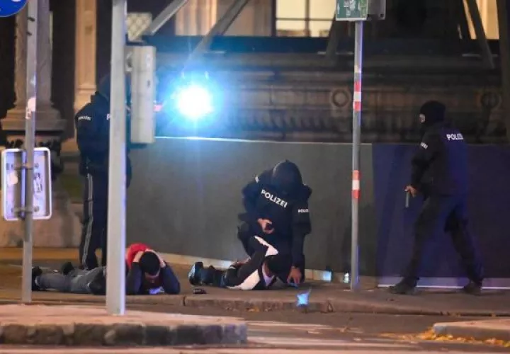 Los servicios sanitarios han establecido un punto de emergencia en el centro de la ciudad para atender a los heridos según su gravedad, informa APA. Foto: EFE