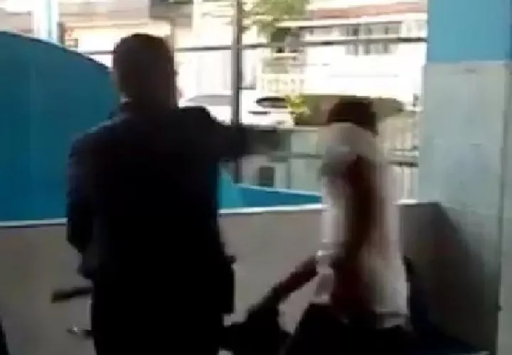 El ciudadano que grababa le dijo a los seguridad que eran abusivos y que no intentara pegarle.