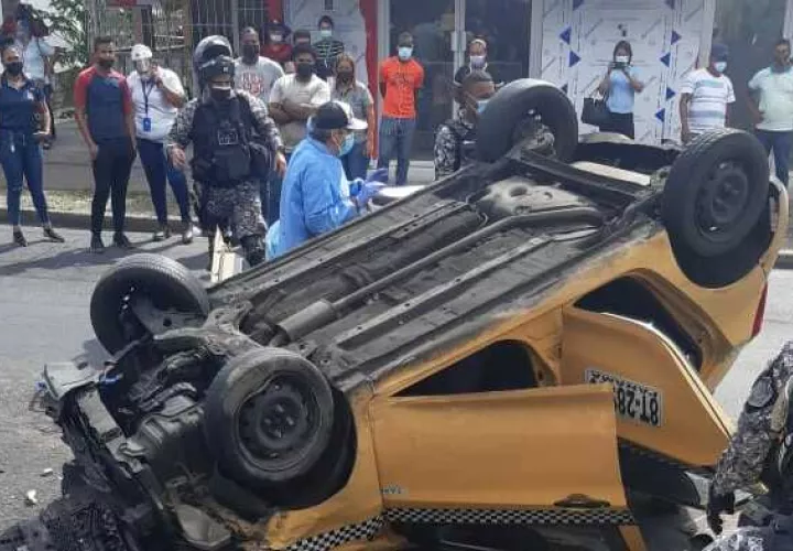 El taxi quedó volcado.