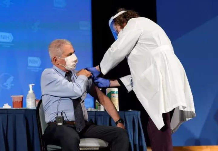 Anthony Fauci recibió hoy la vacuna contra la COVID-19. EFE