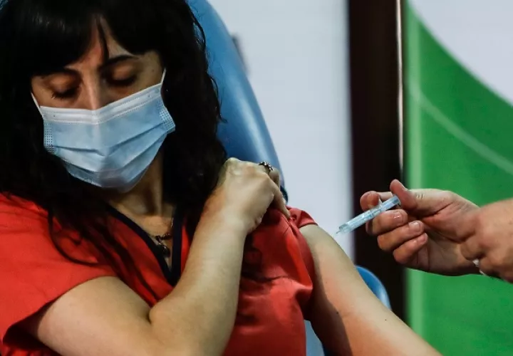 Una mujer es vacunada hoy contra la COVID-19 con la Sputnik-V en el Hospital Fiorito, en Avellaneda, Argentina. Foto: EFE 