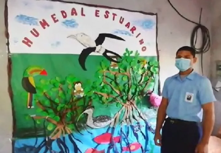Utilizando un celular, los estudiantes explicaban en video sus trabajos del proyecto Aulas Verdes. 
