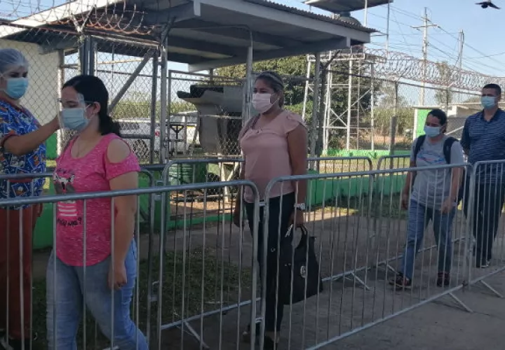 Las personas deben portar cédula, licencia de conducir y documentos que acrediten el motivo de su llegada. Foto: Thays Domínguez