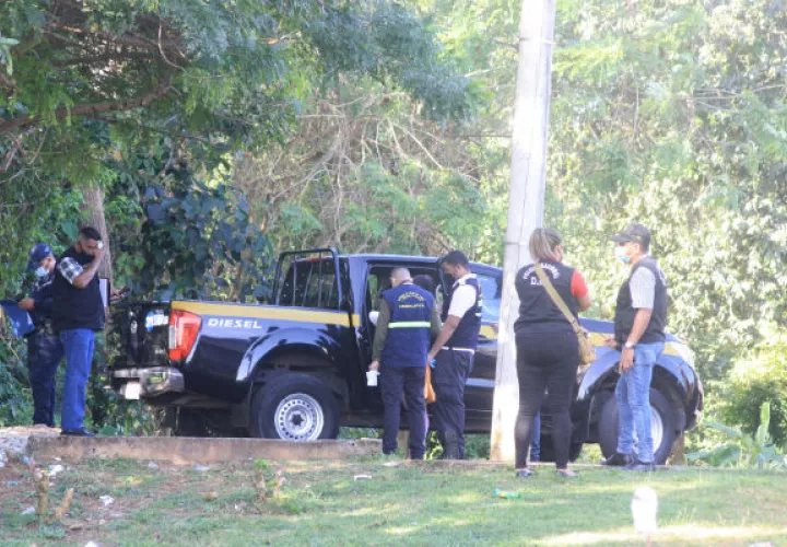 Peritos en Criminalística encontraron en un herbazal un proveedor y varios casquillos. Foto: Eric A. Montenegro.