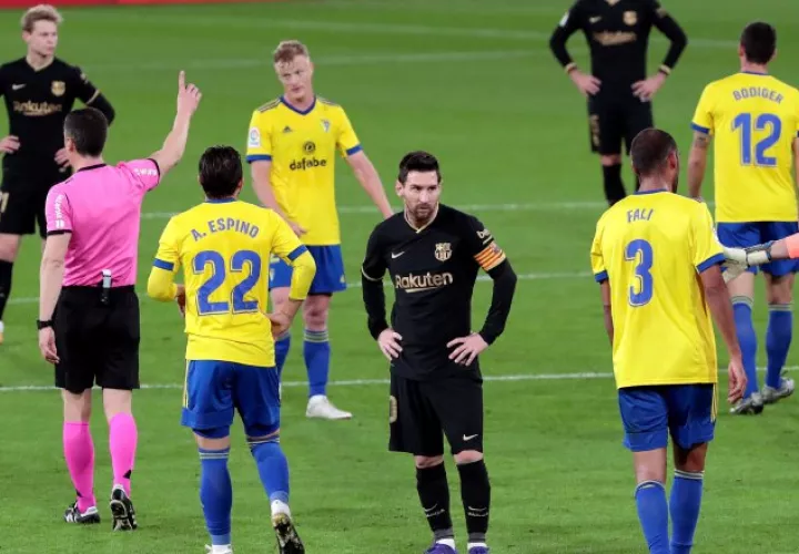 Messi no pudo evitar la debacle del Barcelona, que se aleja cada vez más de la cima. EFE