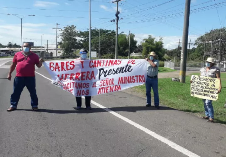 Los manifestantes aseguraron que están al borde de la quiebra y con el riesgo de dejar a más de mil familias sin ingresos. Foto: Thays Domínguez