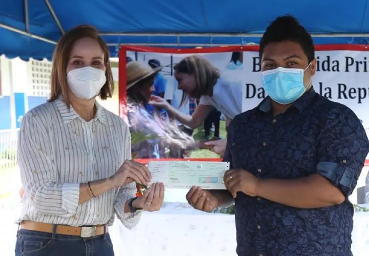 La Primera Dama de la República, Yazmín Colón de Cortizo, participó en la entrega de becas en Santa Fe de Veraguas. 