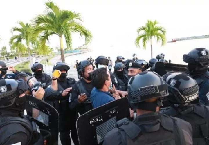 Agresión policial al fotoperiodista Bienvenido Velasco.