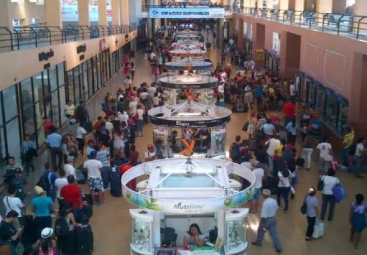 Muchas personas aprovecharon el martes para trasladarse hacia el interior del país a pasar estas fiestas de fin de año, a pesar de pandemia de COVID-19.