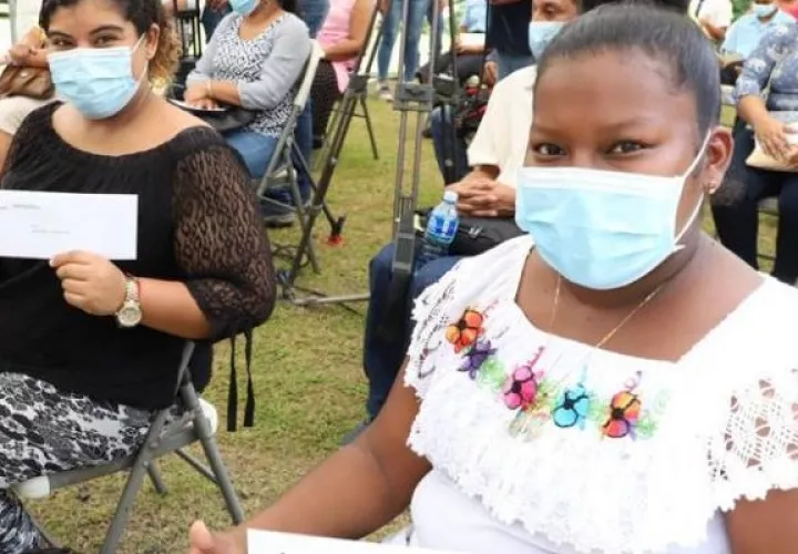 Los emprendedores, 24 mujeres y ocho hombres, culminaron su capacitación en el marco del proyecto "Inicie su Negocio", que impulsa la Ampyme.