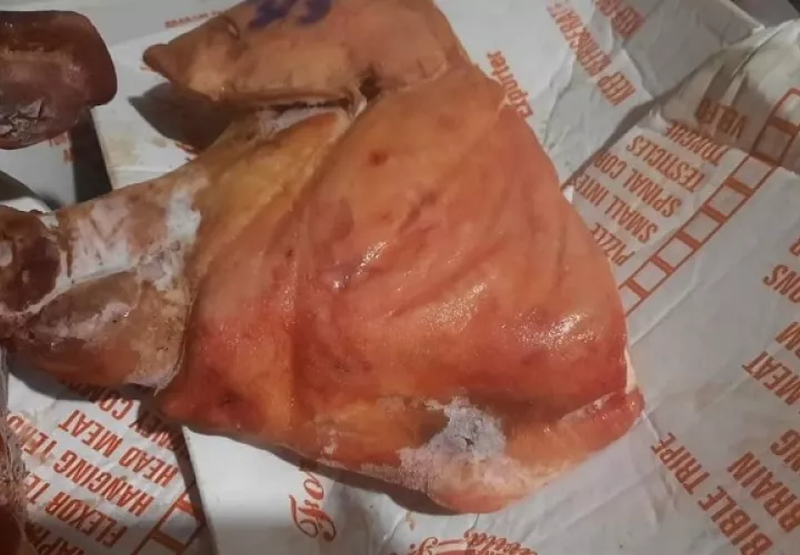 Las cabezas de cerdo han dividido  a la población.