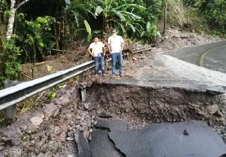 Las fuertes lluvias que cayeron sobre la zona también provocaron este jueves el  desbordamiento de los ríos Guisado y Colorado, afectando varios tramos de la carretera hacia Volcán. 
