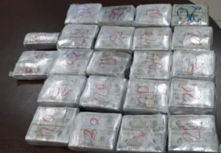 El dinero fue encontrado dentro de una camioneta.