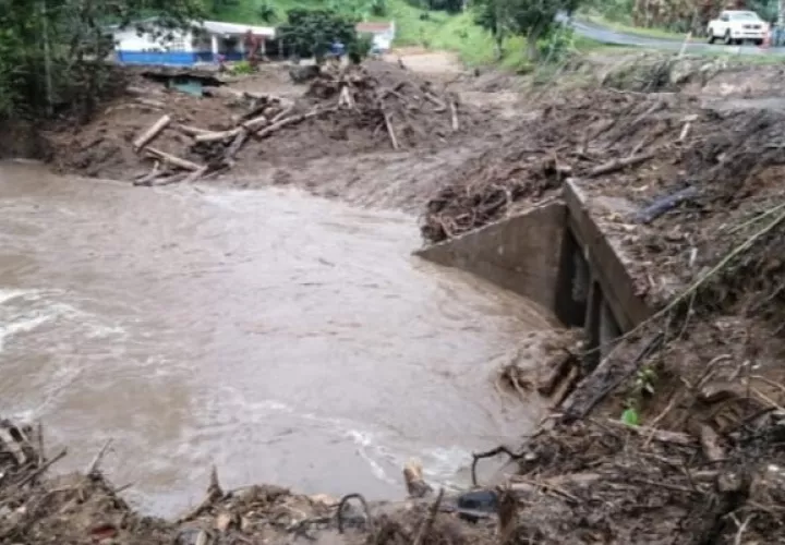 Moradores del sector de Río Sereno, en Renacimiento provincia de Chiriquí, reportaron el desbordamiento del río Guisado que ha provocado inundaciones en varias viviendas y derrumbes en algunas vías.