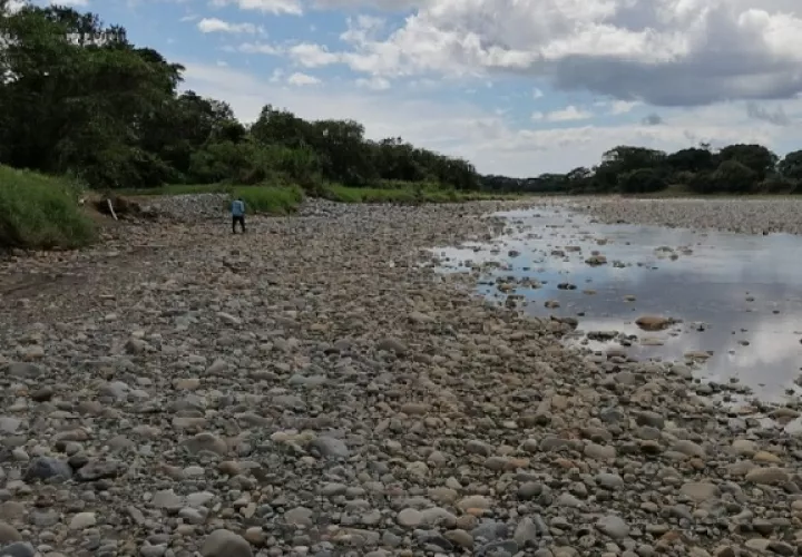 Durante el periodo de lluvia se enfrentan problemas por la gran cantidad de material pétreo y vegetal que arrastran los ríos y ahora el problema es por la falta de agua.