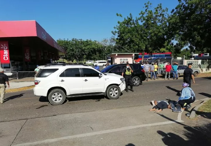 El hecho se dio la mañana del lunes, y quedó captado en una cámara de vigilancia, en donde se muestra el momento del impacto, y la forma como la señora fue arrastrada por varios metros. Foto: Cortesía