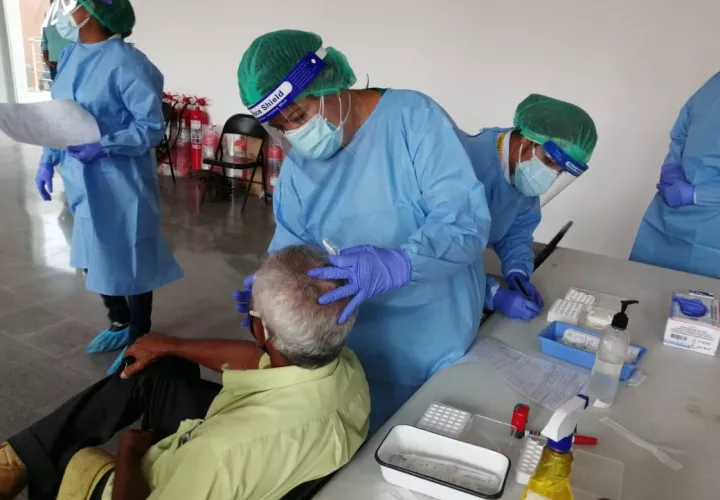 Los inspectores de la región de Salud de Herrera, bajo la coordinación de la dirección provincial a cargo del doctor Luis Pérez, realizaron la verificación de la correcta implementación del protocolo de desinfección de áreas comunes y limpieza general.