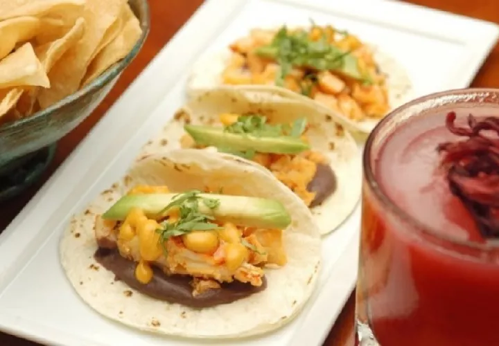 Tacos de langosta presentados en una tortilla de harina con puré de fríjoles negros, cilantro, guacamole y salsa de chile árbol. Foto: EFE