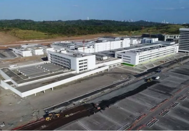 En esas instalaciones serán habilitadas 84 camas de cuidados intensivos (UCI), 48 camas de cuidados respiratorios especiales y unas 154 camas para sala regular. 