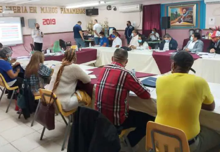 Autoridades educativas y dirigentes de los educadores se reunieron en varias ocasiones para discutir sobre el próximo año lectivo. Foto de cortesía