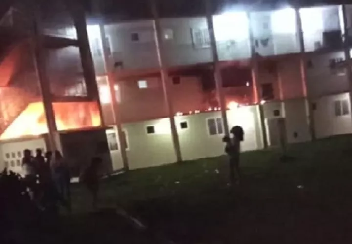 En el inmueble solo hubo daños materiales y no se reportaron heridos.