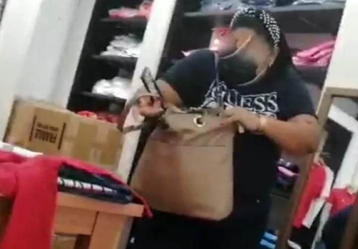 La acusada, vestida de jeans azul y suéter negro, señalaba que no había ocultado nada en la cartera.