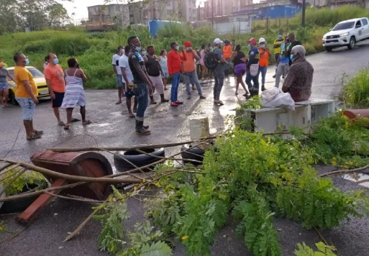 Moradores de las multifamiliares de Río Alejandro protestan por falta de agua. 