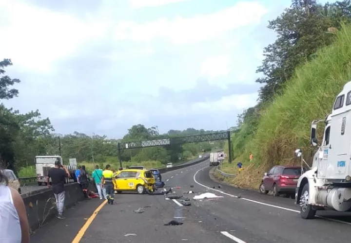 A pocos metros de la colisión se encontraba el cuerpo del estudiante graduando del colegio Abel Bravo, Isaac Kelly de 17 años de edad.