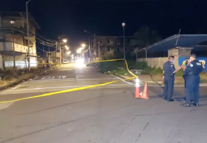 Vecinos al salir a ver, encontraron al joven mal herido, con cuatro impactos de bala en su anatomía.