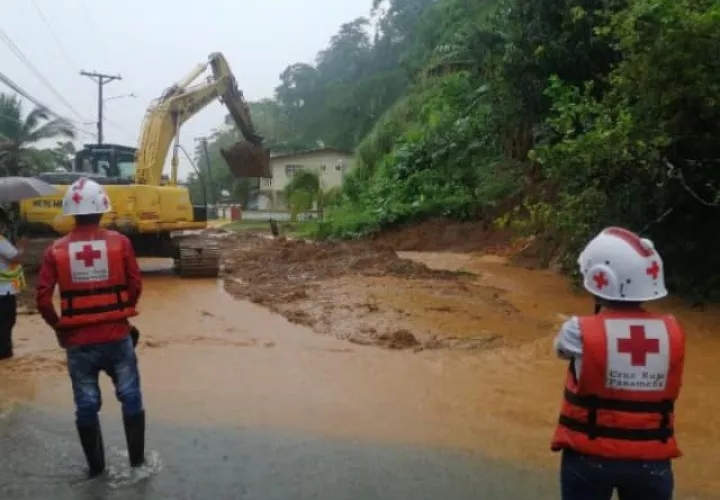 Desde el lunes 30 de noviembre hasta el martes 1 de diciembre, las lluvias provocaron deslizamientos de tierra en las carreteras, caída de árboles e inundaciones que afectaron varias viviendas en Colón.