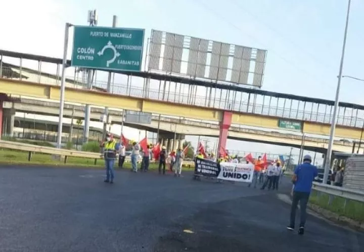 La protesta se desarrolló en los Cuatro Altos, lo que generó un tranque vehicular, tanto en la carretera Boyd Roosevelt como en la autopista Panamá-Colón.