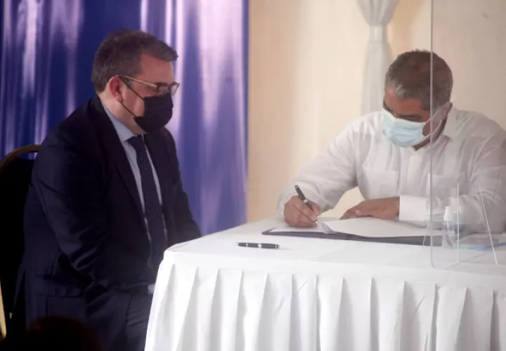 El ministro Luis Francisco Sucre, firma el contrato junto al directivo de Acciona, Maximiliano Muñoz. Foto de Víctor Arosemena