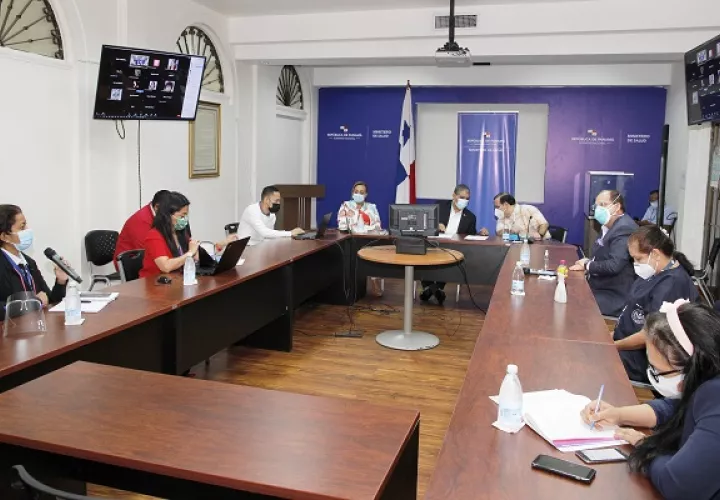 El ministro Luis Francisco Sucre se reunió  hoy con gremios médicos.