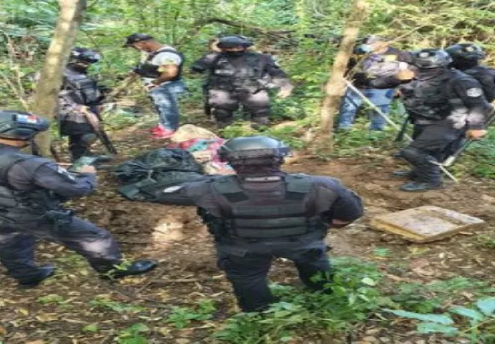 La droga, las municiones y los celulares estaban encaletados en un terreno baldío de Curundú.