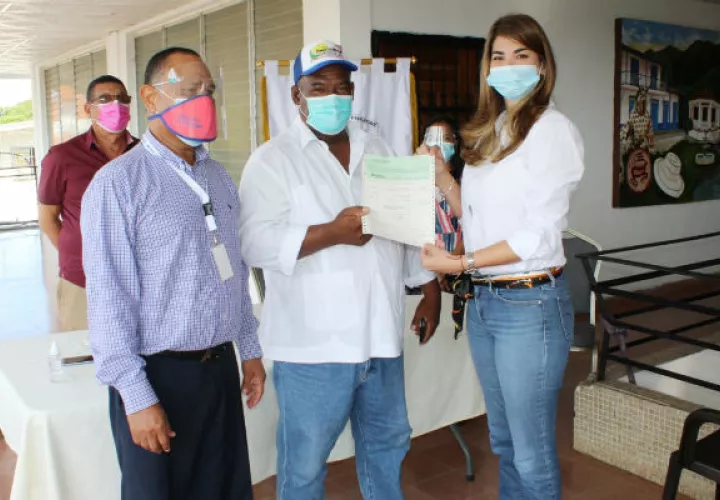 La entrega de los cheques se hizo respetando la bioseguridad. Foto: Cortesía