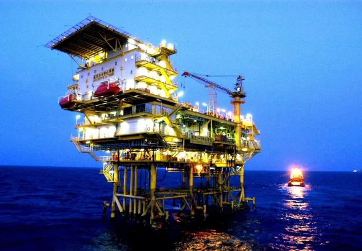 Vista de una plataforma de exploración del gigante petrolero CNOOC en China. EFE/Ding Jianzhou/Archivo