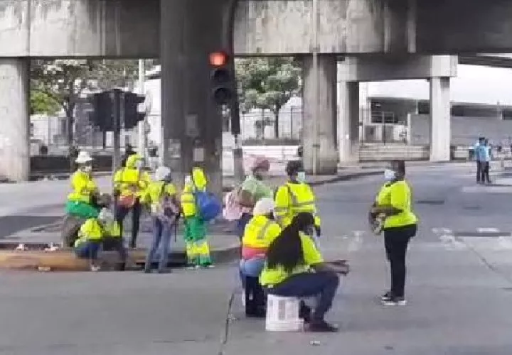 Desde el lunes 21 de diciembre los funcionarios han estado realizando cierres y protestas exigiendo el pago de este bono.
