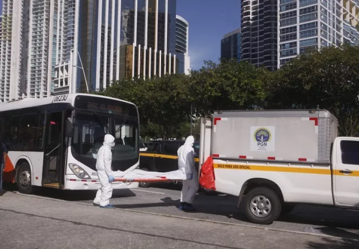 La persona que falleció dentro del metrobús recibió un ataque con arma blanca. Foto: Víctor Arosemena